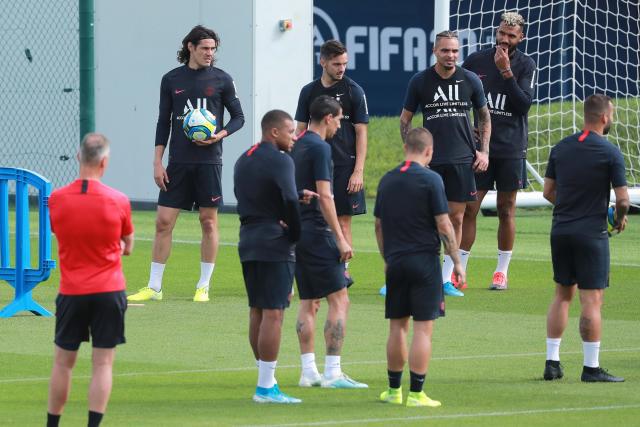 比利时首相的爱猫发帖讽刺FIFA：“红牌？”我照样继续踢！